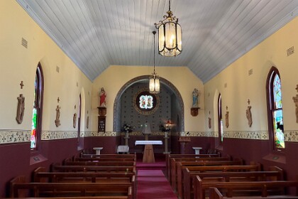 Exploring Wollombi, 12th September 2025 Construction of the church began in 1840  from hand-sawn local sandstone. Geology:  the sandstone is part of the Sydney Sandstone Formation that runs between Newcastle to Batemans Bay and out to the other side of the Blue Mountains.
