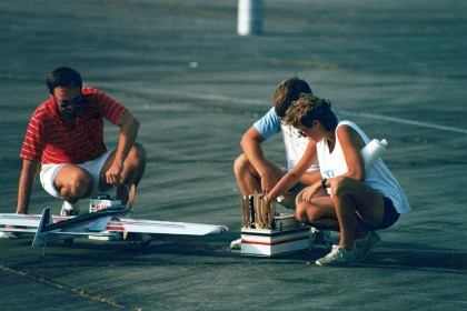 Karen and Glenn help Lou in his flyoff rounds.