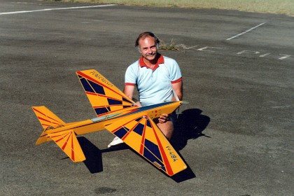 I take a trip out to Liverpool to say hello to Brian and look at his beautiful new model.  Brian's workmanship is always stunning and this is among his best.  I Fly it on December 20, 1986.