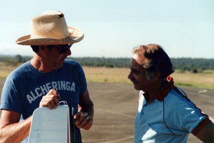 Brian chats with fellow modeller Frank Battum.