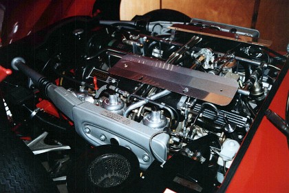 The previous weekend I go with Bob to Chris McMillan's father's place. This is the engine of his "car show" Jaguar E12.