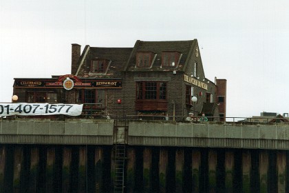 The current Anchor pub was built between 1770-75 on the site of an earlier inn named the Castell on the Hoop, which dates back a cool 800 years.  The pub is the sole survivor of the riverside inns that existed here in Shakespeare's time when this district was at the heart of theatreland and the Thames was London's principal highway.