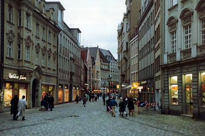 Somewhere in here, I buy a plate featuring Gustav Klimpt's "The Kiss."  What I find weird is that shops shut at 18:00 and only open for a few hours on Saturday mornings. So, I'm rushing to buy.