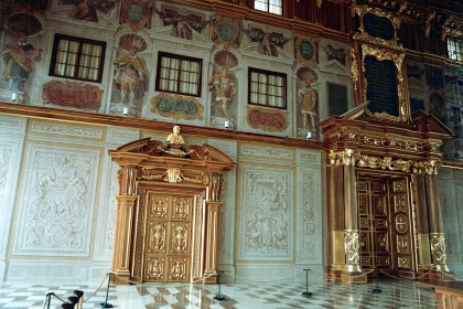 What had been damaged in the Golden Hall during the war was restored to its original splendour, and on 9 January 1985, the Rathaus was reopened as part of the city's two-thousandth anniversary celebrations.