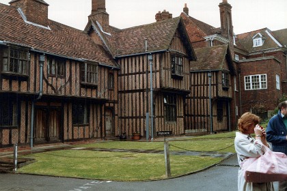 At the west end of the Lower Ward is the Horseshoe Cloister, originally built in 1480, near to the chapel to house its clergy. George Gilbert Scott heavily restored the building in 1871 and little of the original structure remains.