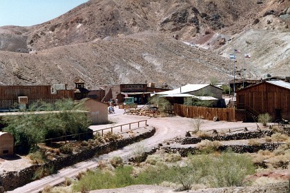 In 1881 four prospectors left Grapevine Station (present day Barstow, California) to investigate a mountain peak to the northeast. After they described the peak as "calico-colored", the peak, the mountain range to which it belonged and the town that followed were all called Calico.