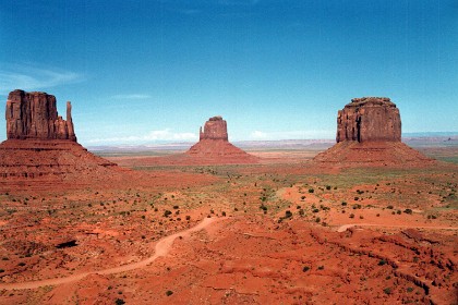 We travel farther north and enter Monument Valley. Here we get the best view looking east into Arizona of West Mitten Butte (L), East Mitten Butte (Centre) and Merrick Butte (R). Confusingly, this view looks east from the visitor centre.