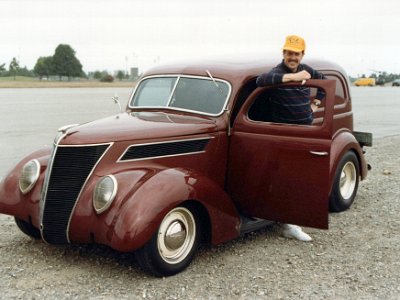 Tom's 39 Ford. How do I know this is a '39 and not a '40? Bob's ejacated me.