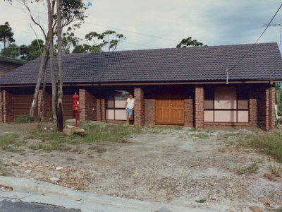 A few months later and we have blinds fitted and a letterbox but no driveway.