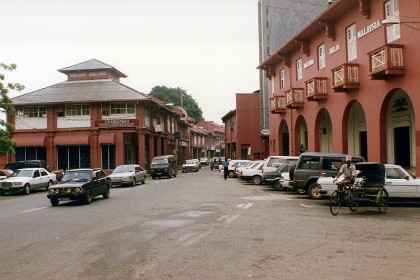 This is a street of shopfront/dwellings in the Dutch section of Malacca. This is the first time I see an Asian peculiarity where downstairs is the shop front and the dwelling is at the back or upstairs. The shop front is sometimes also where they make small tourist items for sale, fix motorbikes, machine or weld repairs and so on.