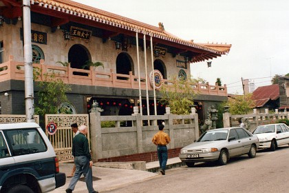 This is more of a Chinese upmarket temple. To enter, we need to take our shoes so we don't go in. Seen one, seen 'em all anyway.  This ends our trip to Malacca.