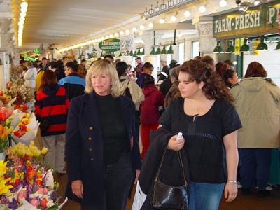 Card 3 085 Saturday 2004-03-27 Seattle The Market is built on the edge of a steep hill and consists of several lower levels located below the main level. The upper street...