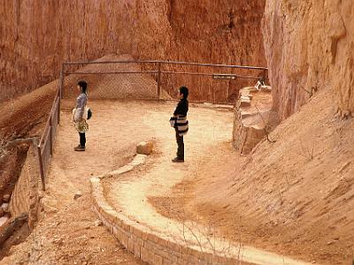 Navajo Loop is a walking trail that gives spectacular views of of the whole amphitheatre area.