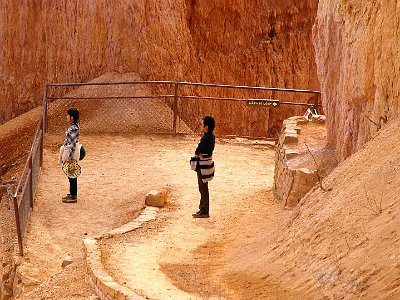 Navajo Loop is a walking trail that gives spectacular views of of the whole amphitheatre area.