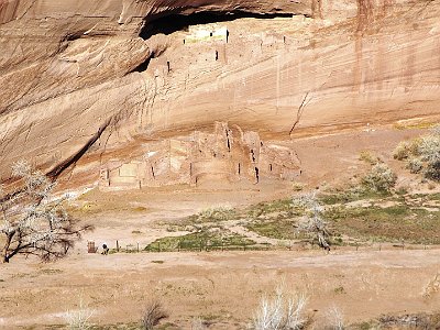 The White House ruins were built by ancient Puebloan people who occupied them about 1000 years ago. The ruins are named for the long wall in the upper dwelling that is covered in white plaster.