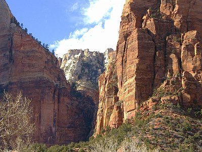 The white stone is sandstone that wears quickly and the red cliffs are of a mudstone formation. Dinosaur tracks are relatively common in the mudstone.