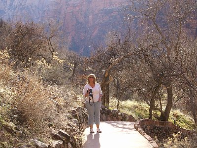 This is the weeping rock area. I climb the trail while Jenni takes movies.