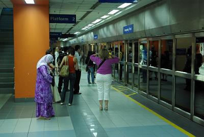 MONDAY 20 OCTOBER 2008  We're continually amazed at how clean and modern KL's train system is. We wonder why our lot can't be even half as good; what an improvement that would be. Notice that there's no graffiti?