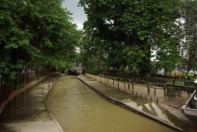 MONDAY 20 OCTOBER 2008  The Gombak River. I have seen rivers more attractive than this triumph of function over aesthetics.