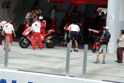 SATURDAY 18 OCTOBER 2008   As does Casey Stoner . . .