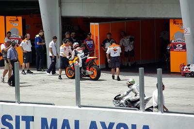 SATURDAY 18 OCTOBER 2008  Pedrosa does the same. He's so little his feet can't touch the ground.