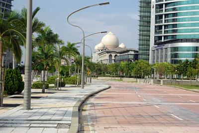 SATURDAY 18 OCTOBER 2008  The main avenue is called the Persiaran Perdana or Putrajaya Boulevard and it is the longest boulevard in Putrajaya.  It connects Dataran Putra in the north to the Dataran Gemilang in the south and is about 4 km long.