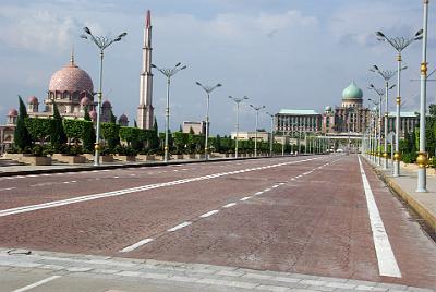 SATURDAY 18 OCTOBER 2008  The Putra Bridge is the main bridge in Putrajaya and it is analogous to Khaju Bridge in Esfahan, Iran. With a span of 435 metres, this bridge connects the Government Precinct to the Mixed Development Precinct. Notice how the street lamps vary in design along the boulevarde?