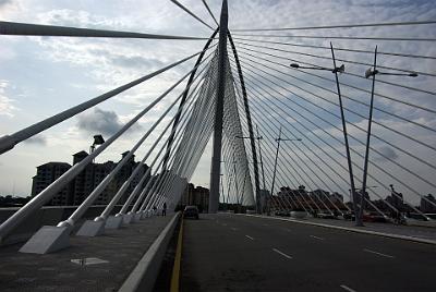 SATURDAY 18 OCTOBER 2008  We leave via the Seri Wawasan bridge. As it's Saturday and traffic is light, Steven stops on the bridge to allow us to take some photographs from this vantage point.