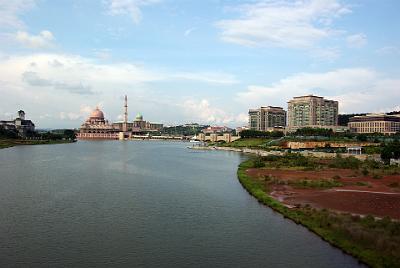 SATURDAY 18 OCTOBER 2008  Looking down the lake towards the mosque and Perdana Putra.