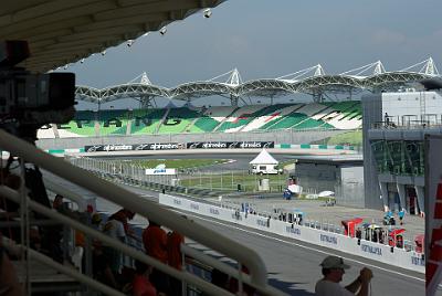 SUNDAY 19 OCTOBER 2008 - RACE DAY   At this hour of the day, the bottom stands are empty. The day is becoming very hot and we move three times seeking somewhere with some air flow but without smokers.  The temperature eventually reaches 42°.