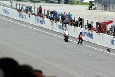 SUNDAY 19 OCTOBER 2008 - RACE DAY   Then he rides off leaving his helmet behind. Race organisers fined him $1000 for this atrocious act.