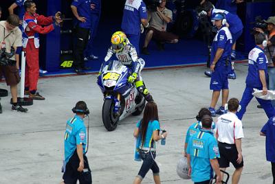 SUNDAY 19 OCTOBER 2008 - RACE DAY   Rossi rides out to take his place on the grid.