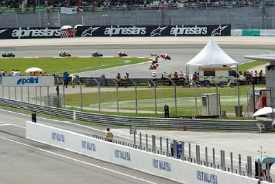 SUNDAY 19 OCTOBER 2008 - RACE DAY  Rossi  passes Dovizioso under brakes into turn one and sets off after Pedrosa.