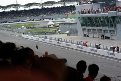 SUNDAY 19 OCTOBER 2008 - RACE DAY   Rossi's front wheel is just starting to touch down again. Note how full the bottom stand is now. The crowd on race day was 37,500 which isn't too bad.