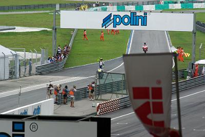 SUNDAY 19 OCTOBER 2008 - RACE DAY   Rossi rides back in for his ninth (and final) victory of the season.