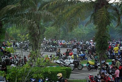 SUNDAY 19 OCTOBER 2008 - RACE DAY  What surprised us was the number of large bikes here like the white ST1300 in the foreground; surprising because the cities are full of scooters. A lot of the bikes had come from Singapore and we even saw bikes from Thailand.