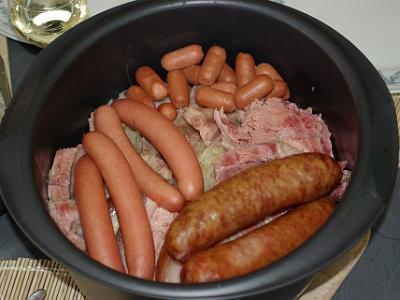 Michele's parents made another Alsacian specialty for today's lunch: montbeliard sausages, medium and small sausages (knack) on a bed of choucroute (sauerkraut).