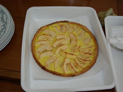 Saturday 2009-04-04&nbsp;&nbsp;&nbsp;  A special lunch   Michele's mother Paulette made this Alsacean apple tart. We ate the rest at Zurich airport.