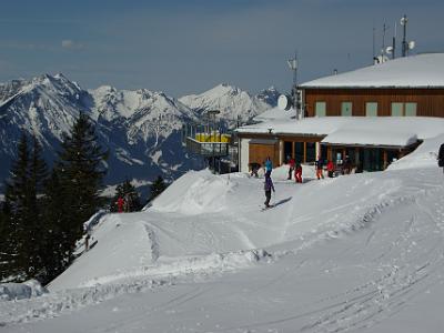 Saturday 2009-03-28 &nbsp;&nbsp;&nbsp;  at the top of Tegelberg Mountain  Some skiers have just arrived at the station. They take the small track to the left (where the two skiers are), loop around the Tegelberghaus  and from there proceed rapidly downwards.