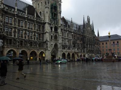 Sunday 2009-03-29&nbsp;&nbsp;&nbsp;     Munich City Centre   During WWII, Munich was hit by 71 air raids over six years and was heavily damaged.  Munich was completely rebuilt following a meticulous plan that preserved its pre-war street grid. Repairs can be seen at the top floor, far end,  of the Rathaus.