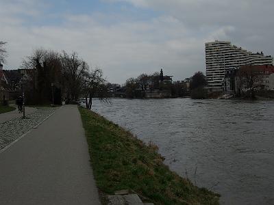 Tuesday 2009-03-31 &nbsp;&nbsp;&nbsp;   Ulm  The Danua (or Danube) into which the Tailor of Ulm sank.