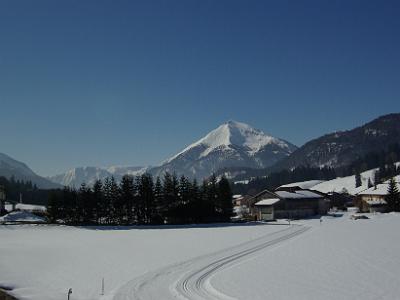 Wednesday 2009-04&-01 &nbsp;&nbsp;&nbsp;  On Hwy 181 between the Alps on our way to Austria