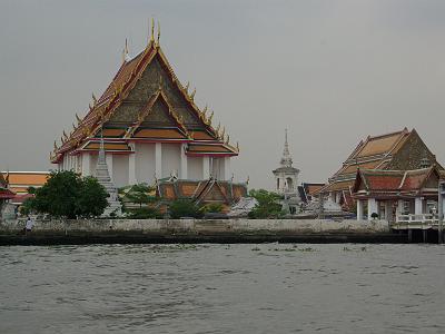 Tuesday 2009-04-07&nbsp;&nbsp;&nbsp;   Chao Phraya River   It then flows from north to south for 372 kilometres from the central plains through Bangkok and on to the Gulf of Thailand.