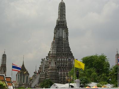 Tuesday 2009-04-07&nbsp;&nbsp;&nbsp;  Wat Arun Temple   The height of the central prang is 86 m. The corners are surrounded by 4 smaller satellite prangs. The prangs are decorated by seashells and bits of porcelain which had previously been used as ballast by boats coming to Bangkok from China.