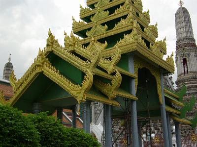 Tuesday 2009-04-07 &nbsp;&nbsp;&nbsp; Wat Arun Temple   At the riverside are 6 pavilions (sala) in Chinese style. The pavilions are made of green granite and contain landing bridges