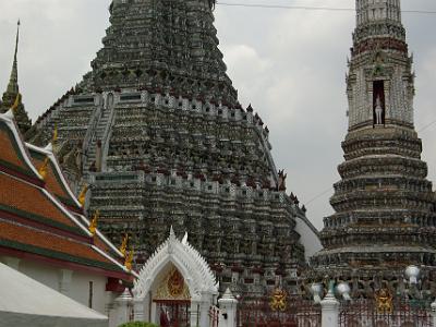 Tuesday 2009-04-07&nbsp;&nbsp;&nbsp;  Wat Arun Temple   The central prang symbolizes Mount Meru of the Indian cosmology. The satellite prangs are devoted to the wind god Phra Phai.