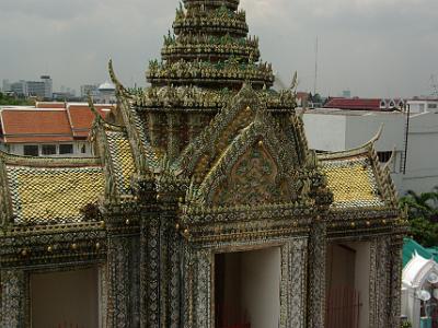 Tuesday 2009-04-07 &nbsp;&nbsp;&nbsp; Wat Arun Temple  Next to the prangs is the old chapel with the old ordination hall to its left.