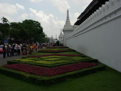 Tuesday 2009-04-07&nbsp;&nbsp;&nbsp; The scam  We  meet the con man.   He produces a plastic card to prove that he is genuine (and just as quickly puts it away). He tells us that the palace is closed to foreigners between 12:00 and 2:00 (and it had just turned 12:00). “Thai people only” he says.