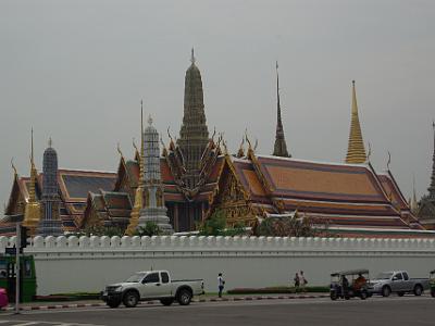 Tuesday 2009-04-07 &nbsp;&nbsp;&nbsp; The Grand Palace, Bangkok   The Grand Palace is a complex of buildings in Bangkok that has served as the official residence of the Kings of Thailand from the 18th century onwards. Construction of the Palace began in 1782, during the reign of King Rama I, when he moved the capital across the river from Thonburi to Bangkok.