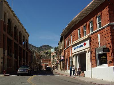 Thursday 2009-03-18&nbsp;&nbsp; Bisbee Az  By 1950, the boom times were over and the population had dropped to less than 6,000, but the introduction of open-pit mining and continued underground work saw the town survive for a few more years.